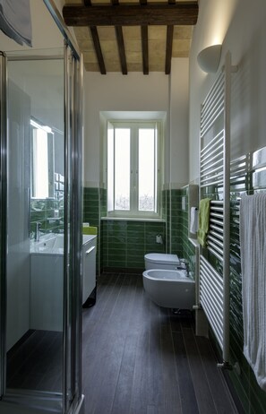 Een douche, een haardroger, een bidet, handdoeken