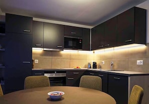 Geladeira, micro-ondas, fogão, cooktop