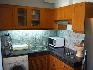 Kühlschrank, Mikrowelle, Herdplatte, Wasserkocher mit Kaffee-/Teezubehör