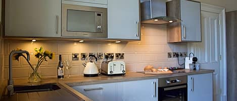 Réfrigérateur, four à micro-ondes, un four, surface de cuisson
