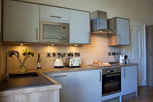 5 minutes walk from the station and local amenities.