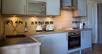 5 minutes walk from the station and local amenities.