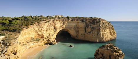 Perto da praia, espreguiçadeiras, toalhas de praia