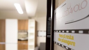 Une affiche sur un mur avec les inscriptions « Non ci resta de piangere » et « LUOLIO ».