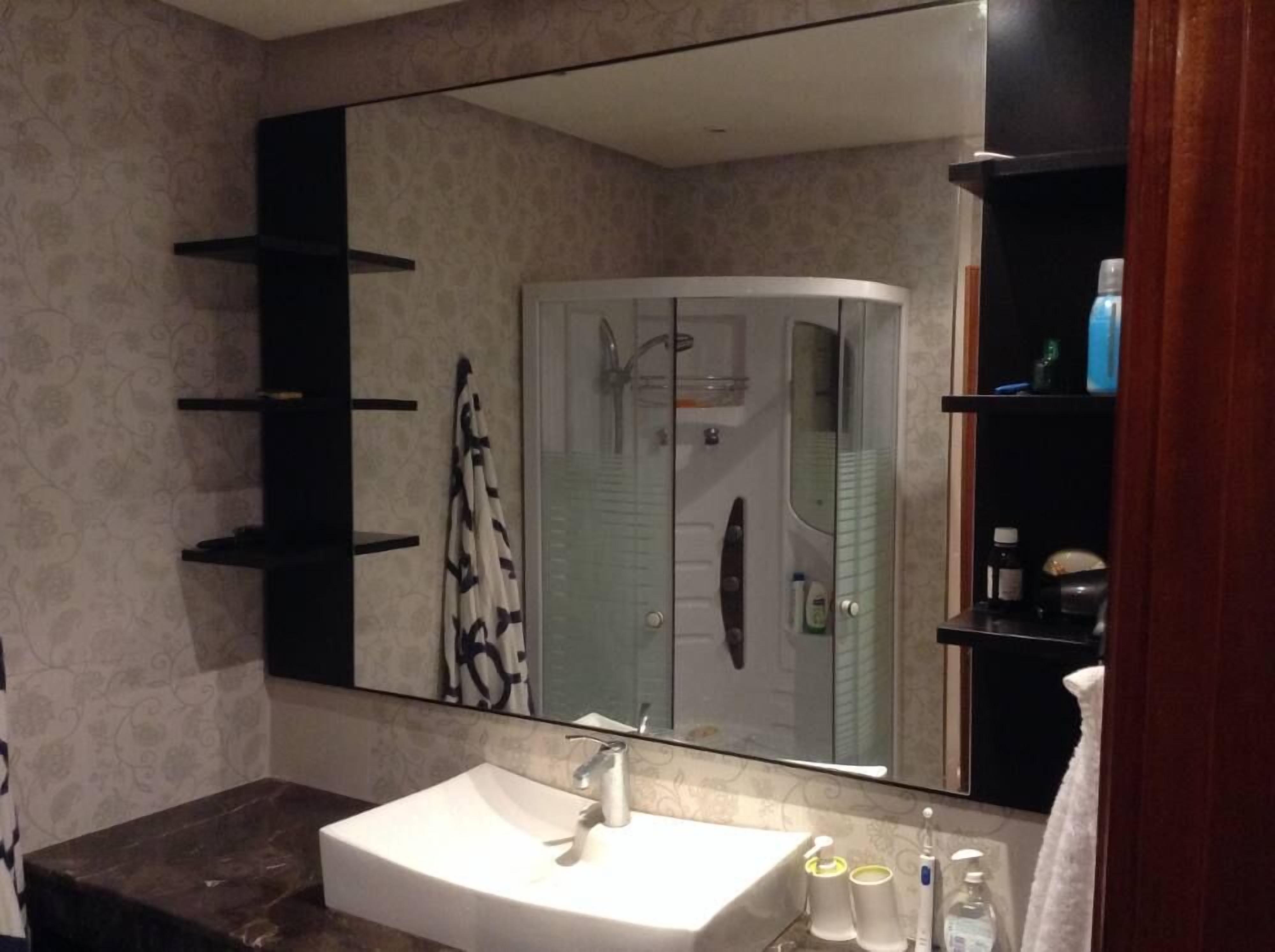 Douche, sèche-cheveux, serviettes fournies