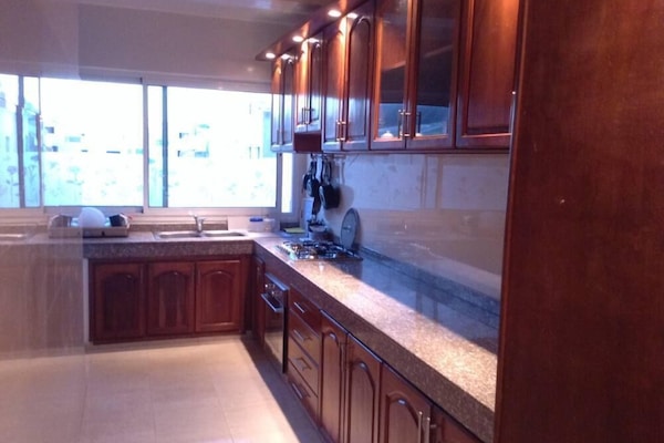 Réfrigérateur, four, plaque de cuisson, cafetiÚre/bouilloire