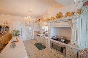 Fridge, oven, stovetop, coffee/tea maker - Beach front Suite  (Ierapetra)