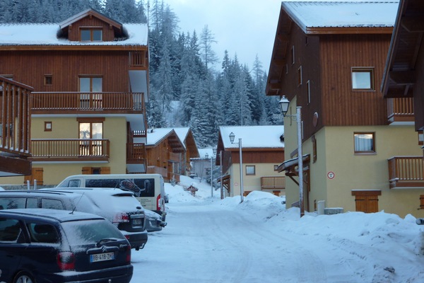 Possible to ski in and out when conditions are good. Only 3 minutes walk to pist