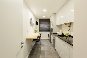 Een magnetron, een vaatwasser, een koffiezetapparaat/waterkoker