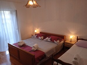 2 bedrooms, desk, iron/ironing board, free WiFi - App. Gillardino with TERRACE (Makarska)