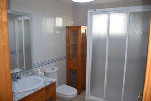Shower, bidet, towels, toilet paper