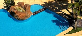 Apartment with pool near the center and the beach