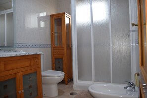 Douche, bidet, serviettes fournies, papier de toilette