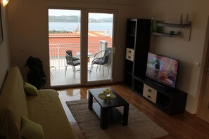 TV, books - Modern apartment with amazing view (Trogir)