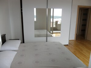 2 bedrooms, iron/ironing board, Internet, bed sheets