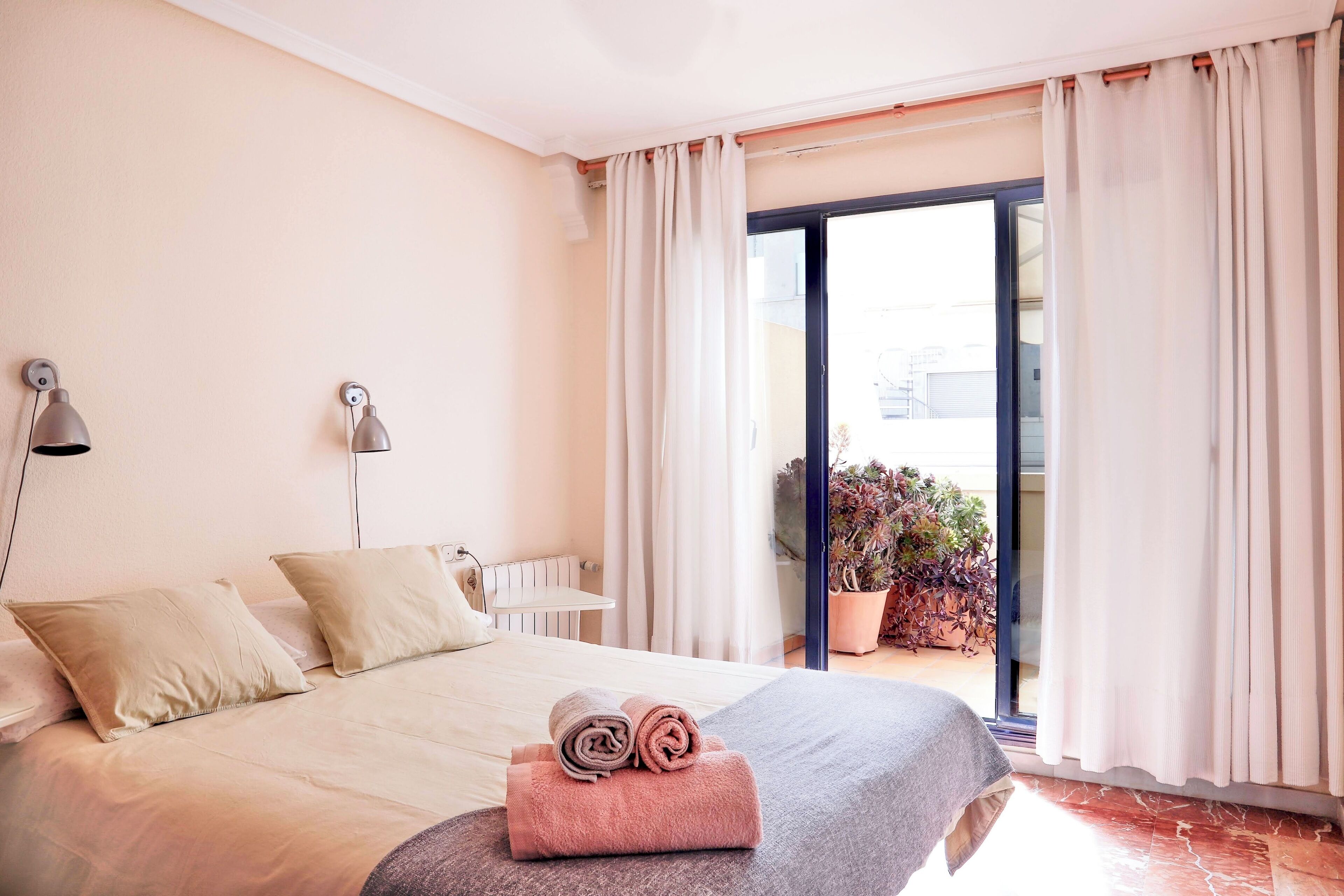 3 habitaciones, tabla de planchar con plancha y cuna de viaje 