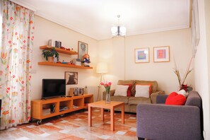 TV connectée, livres, chaîne hi-fi