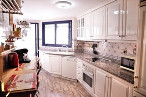 Fridge, microwave, oven, stovetop - Penthouse SOL City Centre (Alacant)