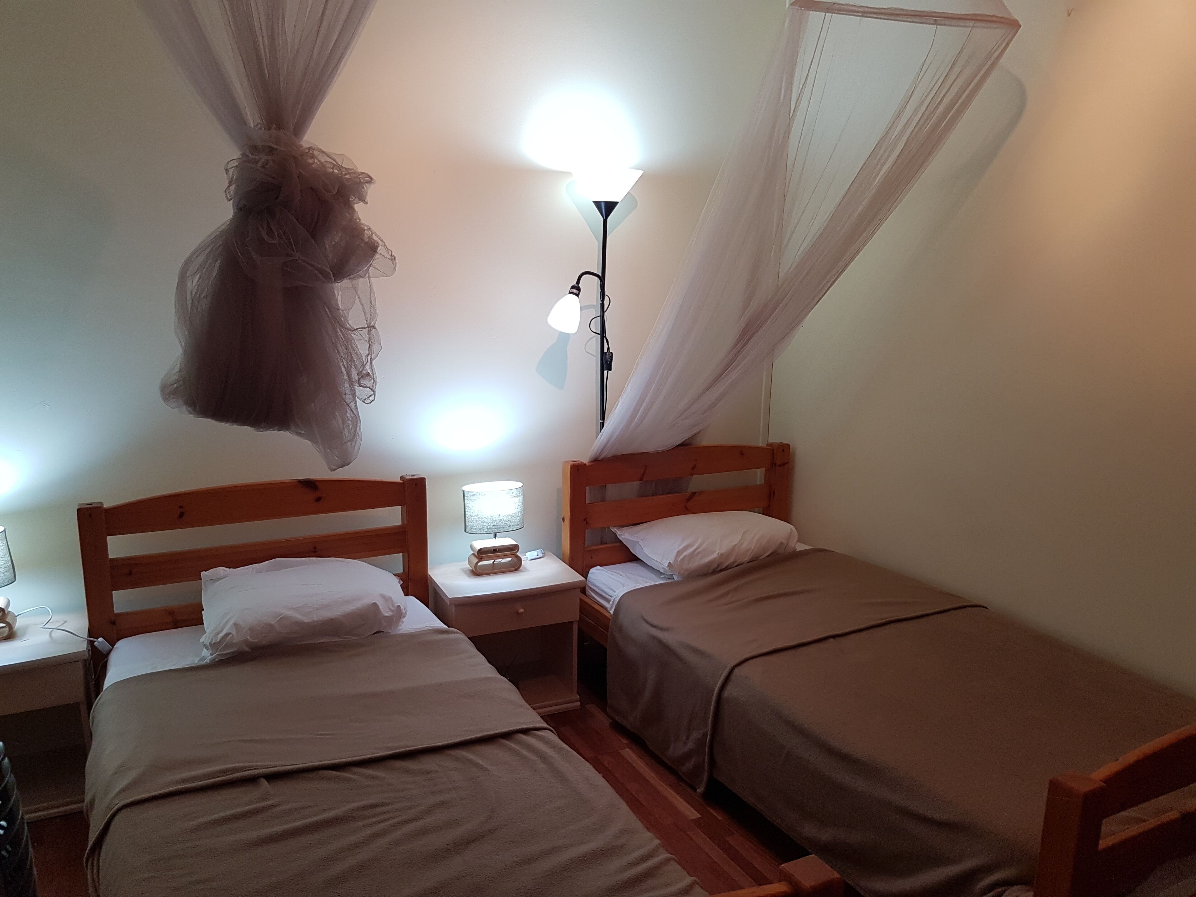 2 habitaciones, tabla de planchar con plancha, wifi y ropa de cama 