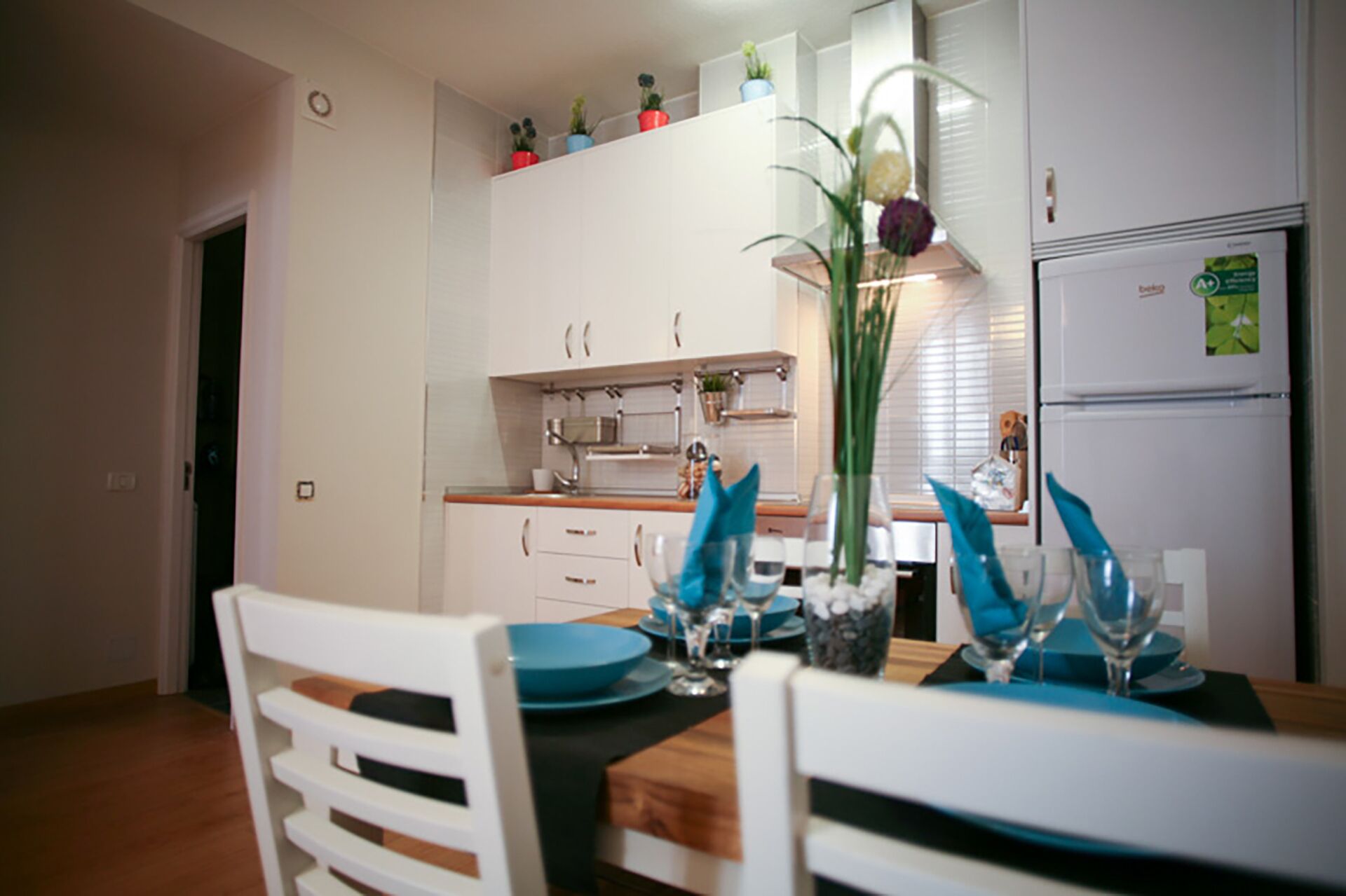 Wasserkocher mit Kaffee-/Teezubehör, Kühlschrank, Mikrowelle, Ofen