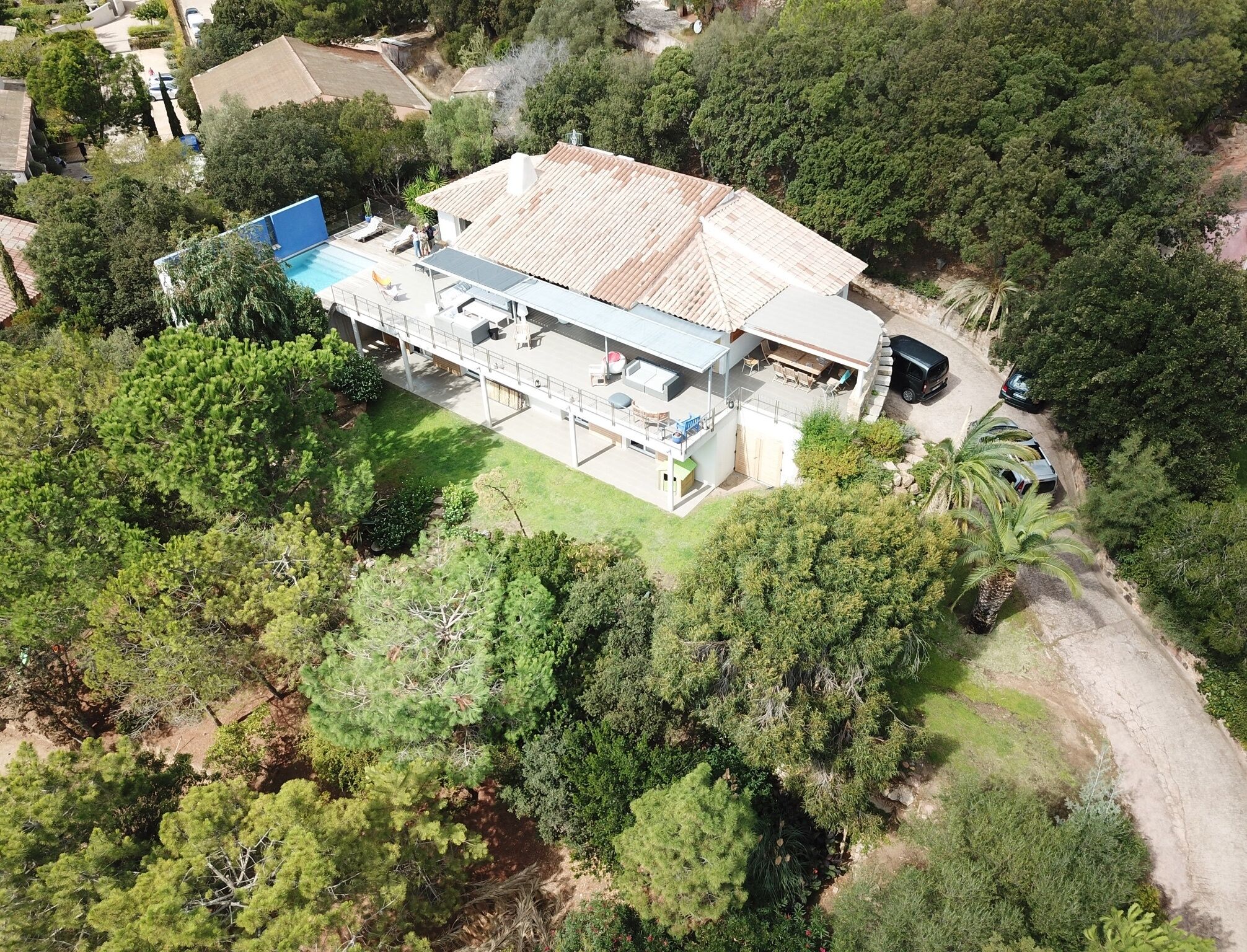 Vue aerienne du jardin et de la maison