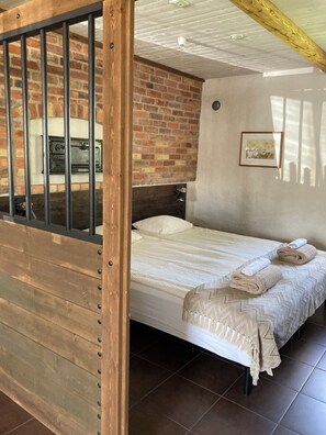 2 bedrooms, iron/ironing board, travel cot, WiFi - Unique living in stable (Ystad V)