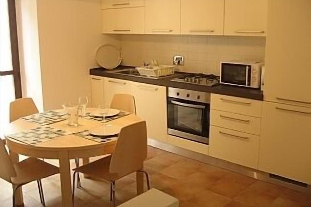 Apartment In Village Centre, Well Located For Local Restaurants And Shops