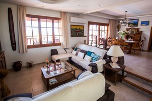 Fernseher, Kamin, DVD-Player, Stereoanlage