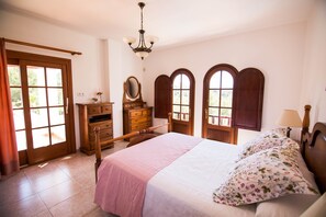 3 chambres, coffres-forts dans les chambres, bureau