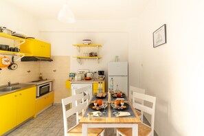 Kühlschrank, Ofen, Herdplatte, Wasserkocher mit Kaffee-/Teezubehör
