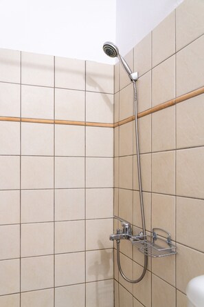 Articles de toilette gratuits, sèche-cheveux, serviettes fournies, savon
