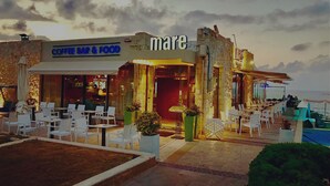 Ein Küsten-Café mit Außenbereich, einer Kaffeebar und Speisenangebot.