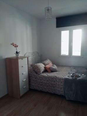 1 slaapkamer, een strijkplank/strijkijzer, wifi, beddengoed