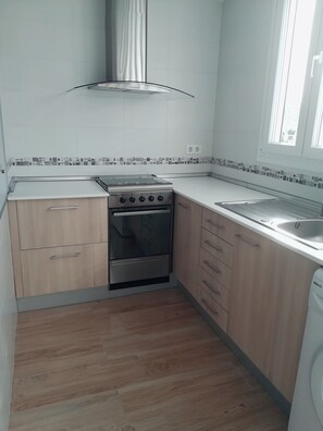 Een koelkast, een microgolfoven, een oven, een kookplaat