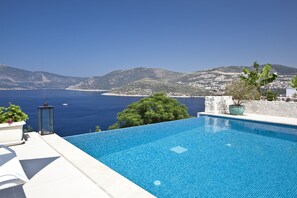 Utendørsbasseng og solsenger