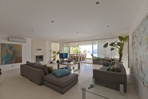 Smart TV, mesa de pingue-pongue, livros, aparelho de som