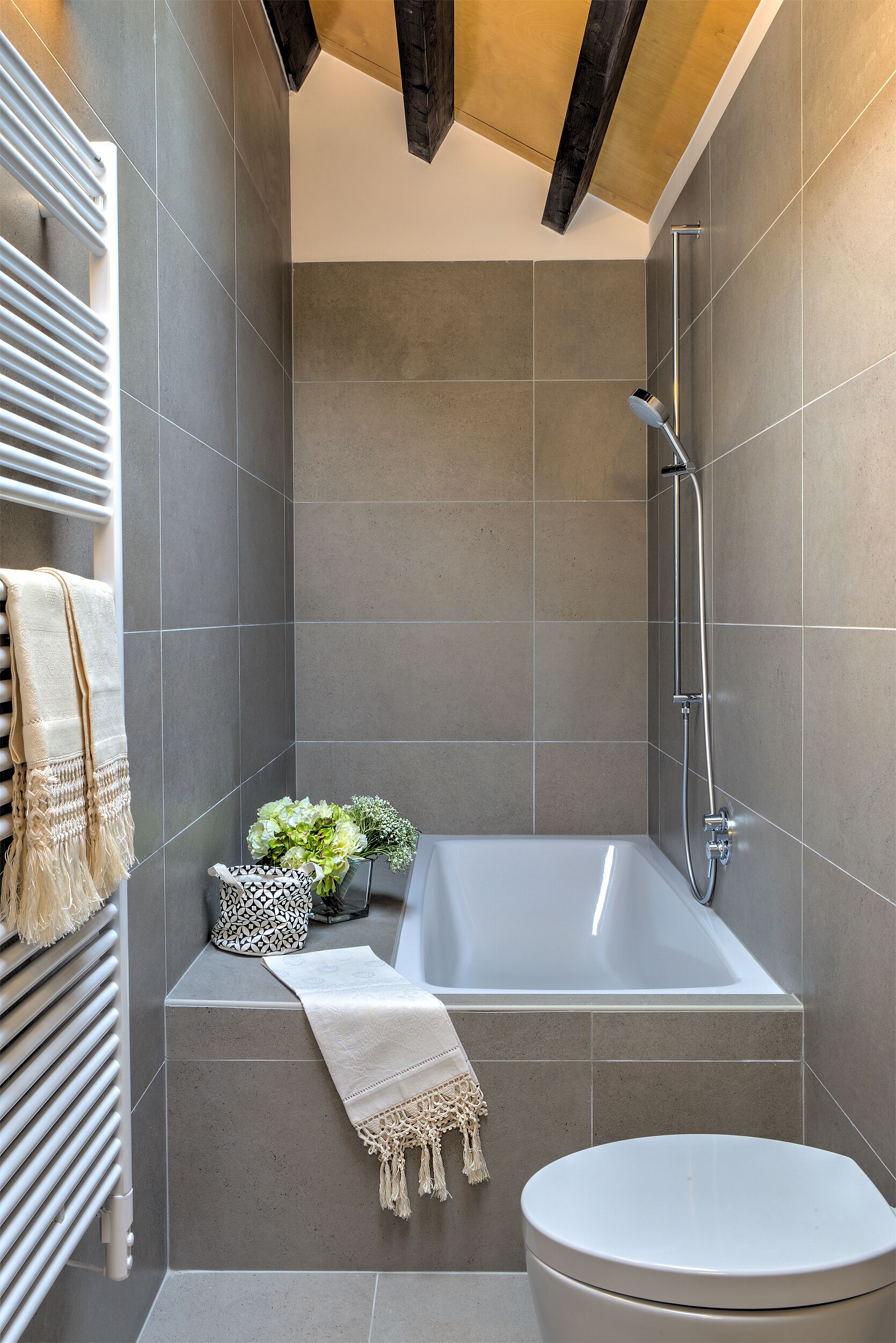 Un bagno moderno con vasca, WC e doccia.