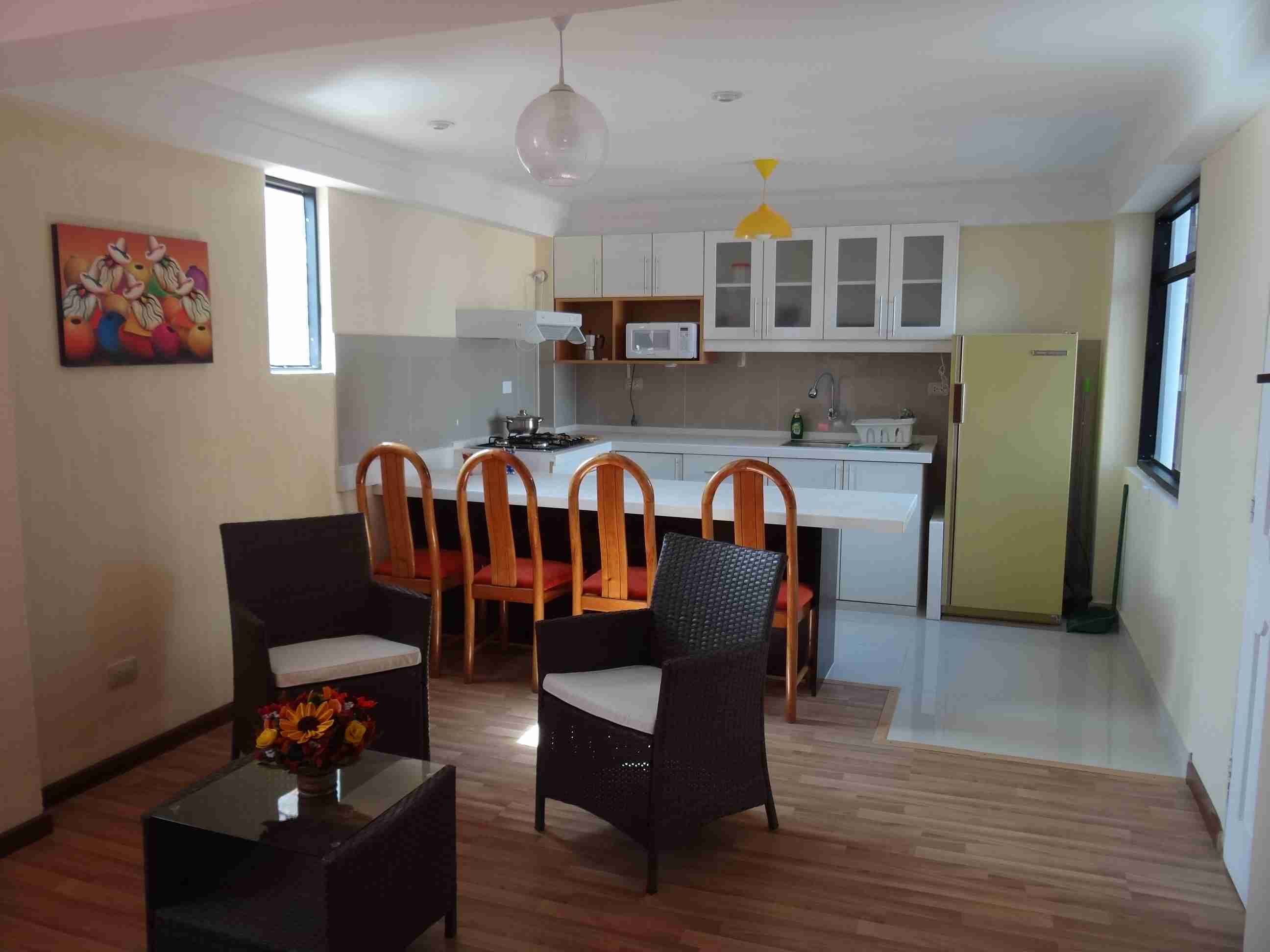 Refrigerador, microondas, cafetera y tetera y utensilios de cocina 