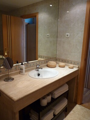 Bathtub, hair dryer, bidet, towels
