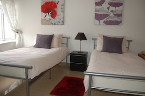 2 habitaciones, tabla de planchar con plancha, wifi y ropa de cama