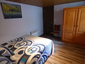 2 bedrooms, iron/ironing board, bed sheets