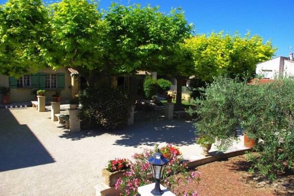 A courtyard with a pergola, potted plants, and a street lamp. - Gite 2/3 persons in Provence, 10 km from Avignon. (Saint-Saturnin-Lès-Avignon)