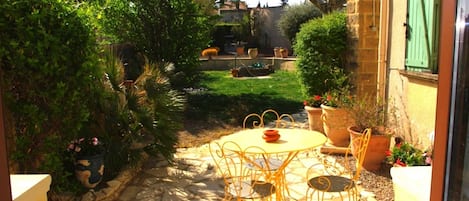 屋外ダイニングエリア