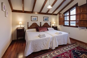 4 chambres, bureau, fer et planche à repasser, accès au Wi-Fi (inclus)