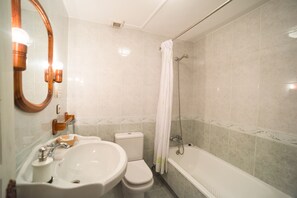 A bathroom with a sink, toilet, and bathtub. - Rural house in the heart of Asturias, Comarca de la Sidra, a step away from everything (Cabranes)