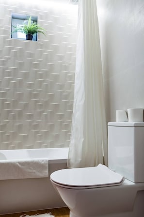 Combined shower/bathtub, hair dryer, towels, soap - Beautiful Villa & Garden In Centrum Of S. Pedro Estoril (S.Pedro do Estoril, near Cascais)
