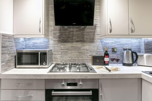 Frigorífico, microondas, horno y placa de cocina