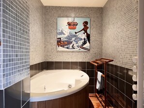 Douche, baignoire à remous, séchoir à cheveux, serviettes fournies
