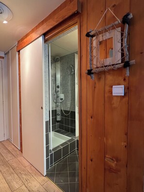 Douche, baignoire à jets, sèche-cheveux, serviettes fournies