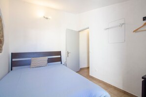 2 bedrooms, iron/ironing board, Internet